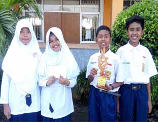 Para siswa-siswi SMP Juara Pekanbaru yang raih juara I mading se-Riau.